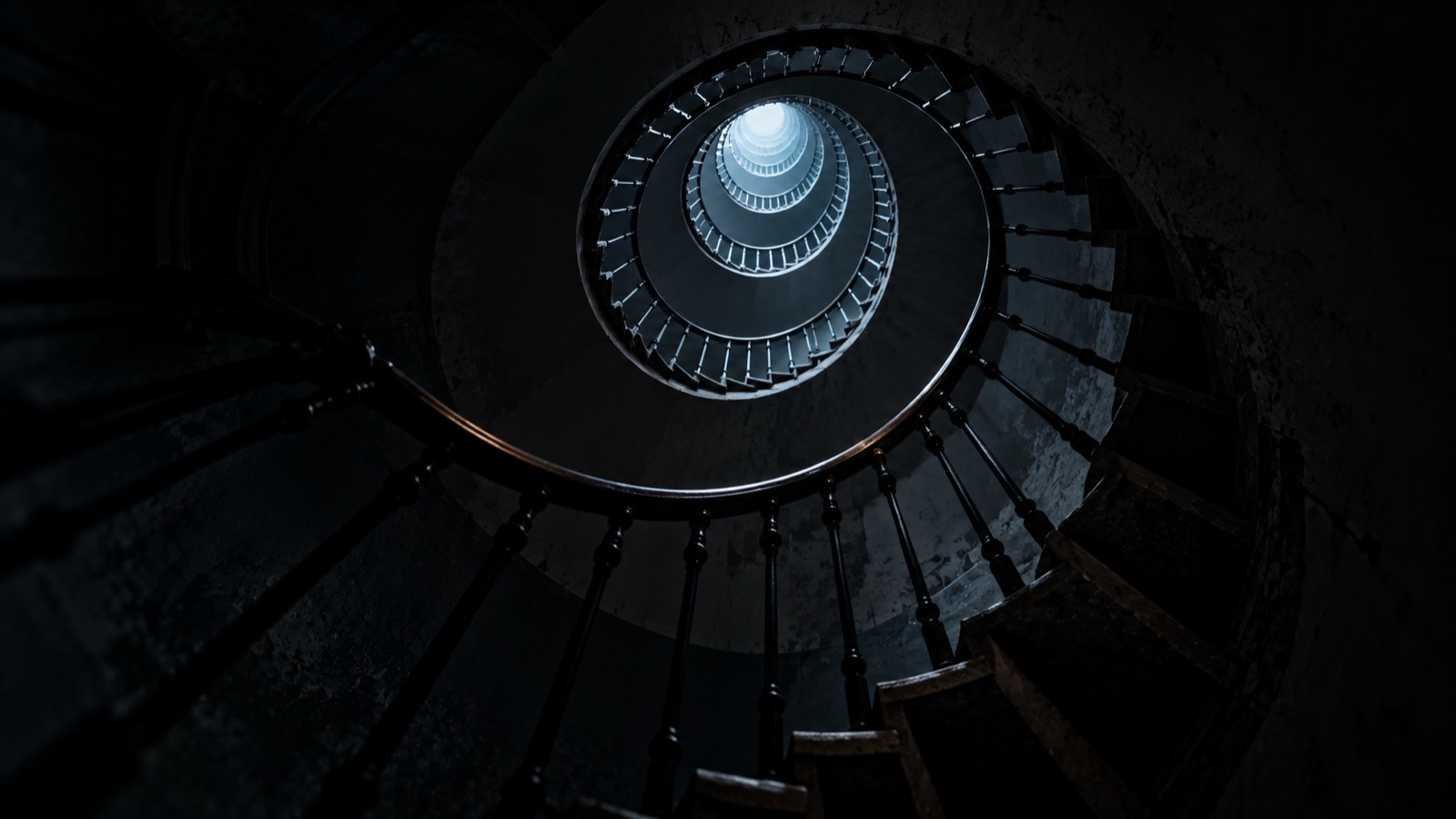 Un escalier en colimaçon vu d'en bas